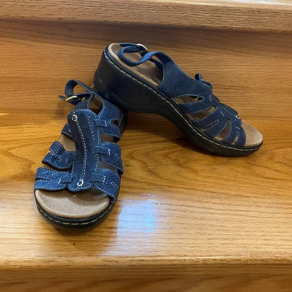 Clarks Blue Leather Sandle, adjustable ankle strap, Size 9 - Picture 3 of 7